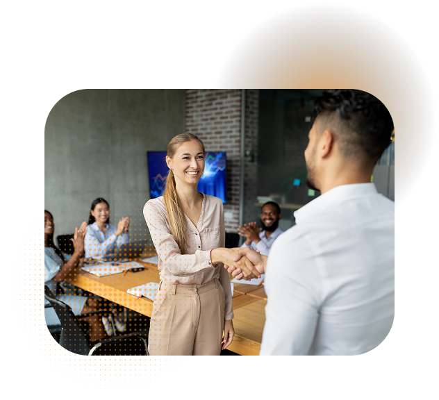 Personas estrechando manos